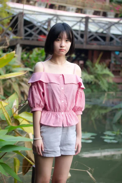 Ázsiai Tini Rózsaszín Póló Gyönyörű Lány Mosoly Pihenés — Stock Fotó