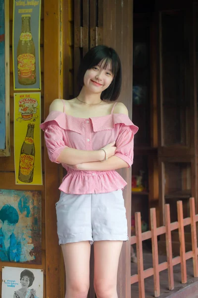 아시아 티셔츠아름다운 소녀가 웃으며 긴장을 — 스톡 사진