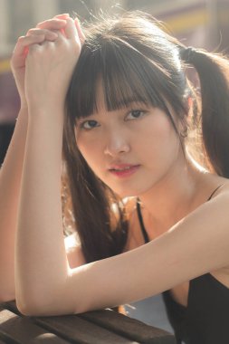 Tayland portresi yetişkin güzel kız siyah gömlek mavi kot pantolon dinlenme zamanı, tren istasyonu modası