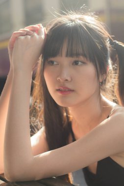 Tayland portresi yetişkin güzel kız siyah gömlek mavi kot pantolon dinlenme zamanı, tren istasyonu modası