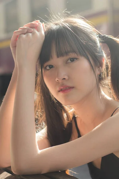 Портрет Тайської Японської Дорослої Красивої Дівчини Чорна Сорочка Сині Джинси — стокове фото