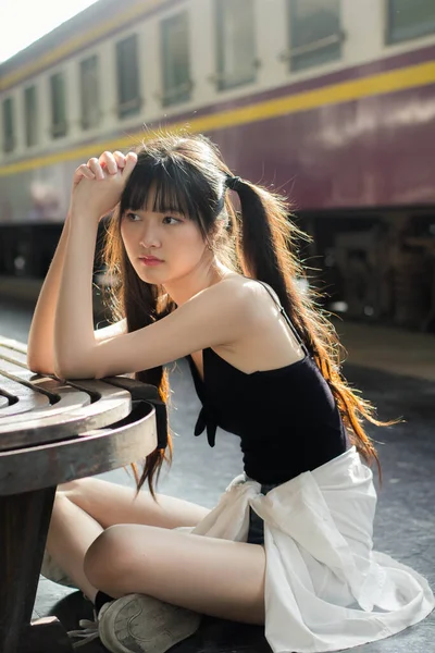 Retrato Tailandés Japón Adulto Hermosa Chica Negro Camisa Azul Jeans — Foto de Stock