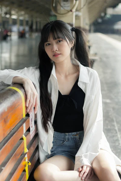 Retrato Tailandês Japão Adulto Linda Menina Branca Camisa Azul Jeans — Fotografia de Stock