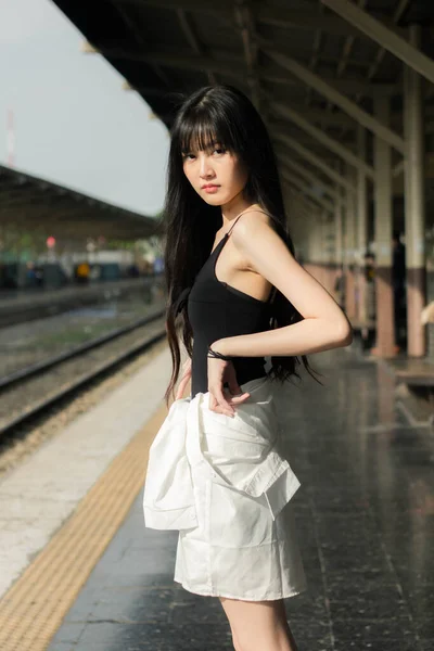 Portrait Thai Japon Adulte Belle Fille Chemise Noire Bleu Jeans — Photo