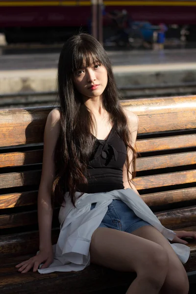 Портрет Тай Японии Взрослых Красивая Девушка Черная Рубашка Синие Джинсы — стоковое фото