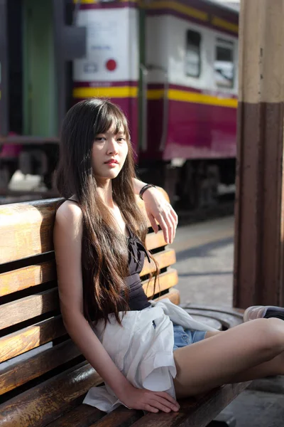 Retrato Tailandés Japón Adulto Hermosa Chica Negro Camisa Azul Jeans —  Fotos de Stock