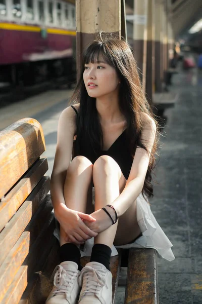 Portret Tajskiej Japonii Dorosłych Piękna Dziewczyna Czarny Koszula Niebieski Dżinsy — Zdjęcie stockowe