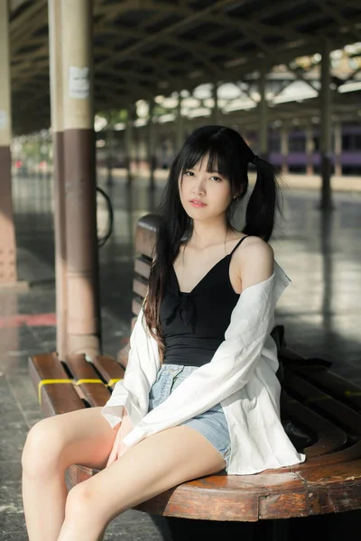 Porträtt Thai Japan Vuxen Vacker Flicka Vit Skjorta Blå Jeans — Stockfoto