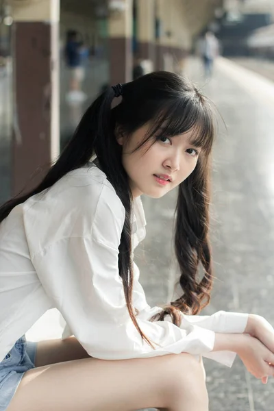 Ritratto Thai Japan Adulto Bella Ragazza Bianco Camicia Blu Jeans — Foto Stock