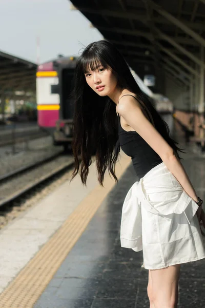タイの肖像日本の大人の美しい女の子の黒シャツ青ジーンズリラックス時間 駅のファッション — ストック写真
