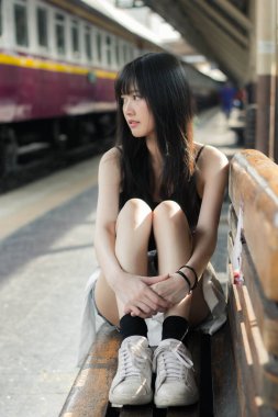 Tayland portresi yetişkin güzel kız siyah gömlek mavi kot pantolon dinlenme zamanı, tren istasyonu modası