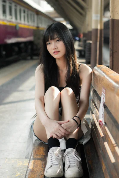 Portret Tajskiej Japonii Dorosłych Piękna Dziewczyna Czarny Koszula Niebieski Dżinsy — Zdjęcie stockowe