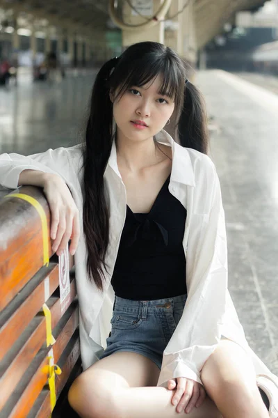 Portré Thai Japán Felnőtt Gyönyörű Lány Fehér Ing Kék Farmer — Stock Fotó