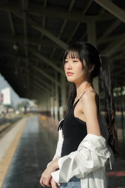 타이야 성인의 아름다운 소녀의 청바지는 기차역 — 스톡 사진