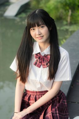 Japon genç güzel kız öğrenci gülümsemesi içinde ve rahatla.