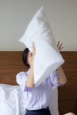 Asya thai lise öğrencisi üniforması güzel kız gülümse ve rahatla