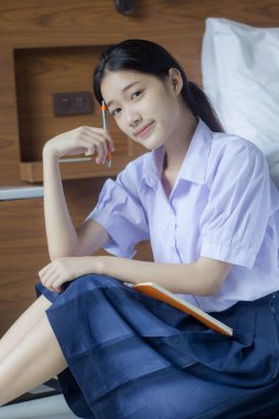 Asya thai lise öğrencisi üniforması güzel kız gülümse ve rahatla