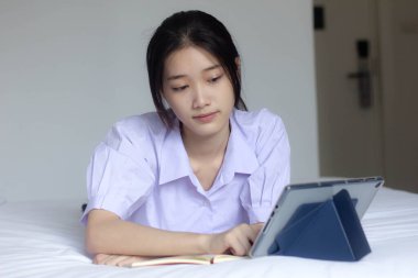 Asya Thai Lisesi üniformalı güzel kız. Bir kitap yaz.