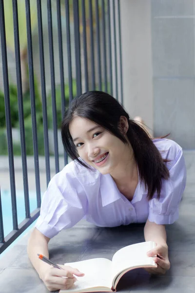 Asia Tailandesa Escuela Secundaria Estudiante Uniforme Hermosa Chica Escribir Libro —  Fotos de Stock