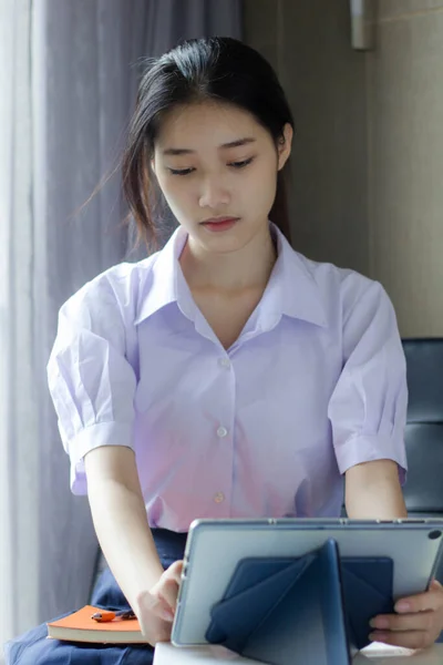 Ασία Thai Γυμνάσιο Φοιτητής Στολή Όμορφο Κορίτσι Χρησιμοποιώντας Tablet Της — Φωτογραφία Αρχείου