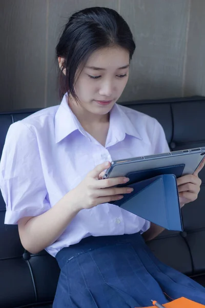 Asia Tailandesa Estudiante Secundaria Uniforme Hermosa Chica Usando Tableta — Foto de Stock