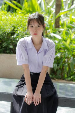 Asya thai lise öğrencisi üniforması güzel kız gülümse ve rahatla