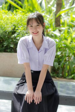 Asya thai lise öğrencisi üniforması güzel kız gülümse ve rahatla