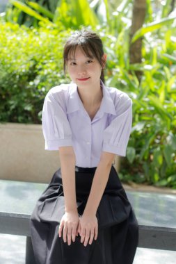 Asya thai lise öğrencisi üniforması güzel kız gülümse ve rahatla