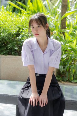 Asya thai lise öğrencisi üniforması güzel kız gülümse ve rahatla