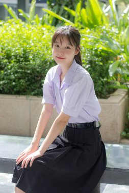 Asya thai lise öğrencisi üniforması güzel kız gülümse ve rahatla