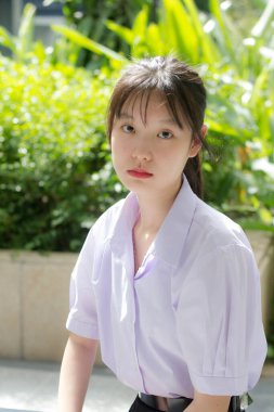 Asya thai lise öğrencisi üniforması güzel kız gülümse ve rahatla