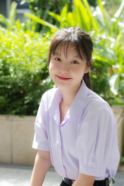 Asya thai lise öğrencisi üniforması güzel kız gülümse ve rahatla