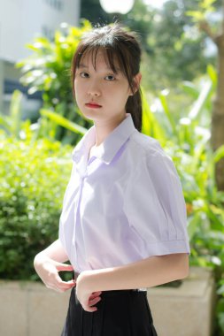 Asya thai lise öğrencisi üniforması güzel kız gülümse ve rahatla