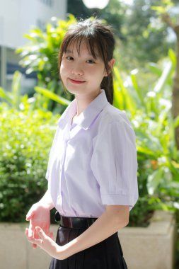 Asya thai lise öğrencisi üniforması güzel kız gülümse ve rahatla