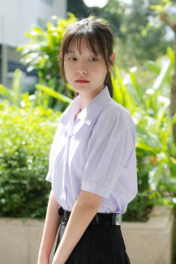 Asya thai lise öğrencisi üniforması güzel kız gülümse ve rahatla