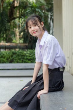 Asya thai lise öğrencisi üniforması güzel kız gülümse ve rahatla
