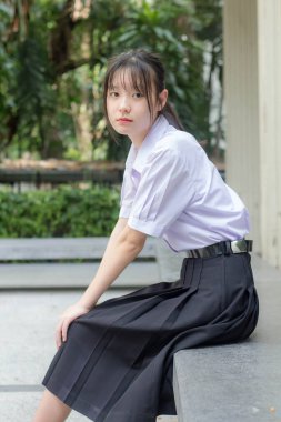 Asya thai lise öğrencisi üniforması güzel kız gülümse ve rahatla