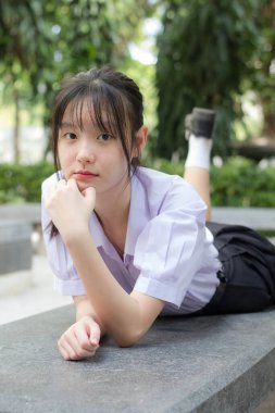 Asya thai lise öğrencisi üniforması güzel kız gülümse ve rahatla