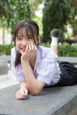 Asya thai lise öğrencisi üniforması güzel kız gülümse ve rahatla