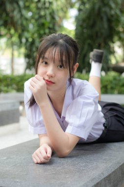 Asya thai lise öğrencisi üniforması güzel kız gülümse ve rahatla