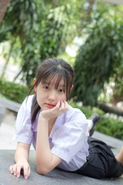 Asya thai lise öğrencisi üniforması güzel kız gülümse ve rahatla