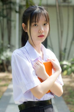 Asya thai lise öğrencisi üniforması güzel kız gülümse ve rahatla