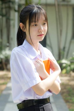 Asya thai lise öğrencisi üniforması güzel kız gülümse ve rahatla