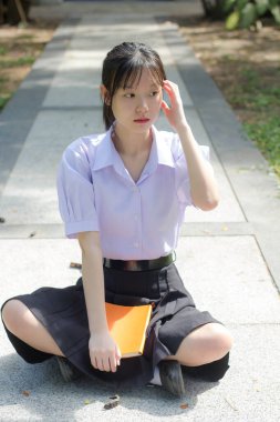 Asya thai lise öğrencisi üniforması güzel kız gülümse ve rahatla