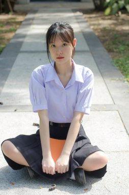 Asya thai lise öğrencisi üniforması güzel kız gülümse ve rahatla