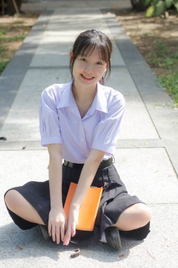 Asya thai lise öğrencisi üniforması güzel kız gülümse ve rahatla