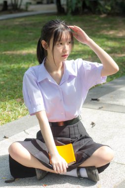 Asya thai lise öğrencisi üniforması güzel kız gülümse ve rahatla