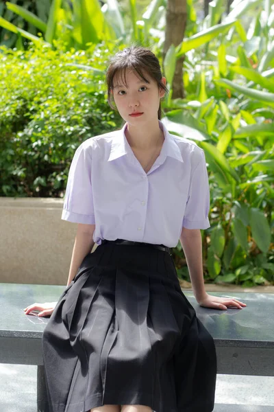 Asya thai lise öğrencisi üniforması güzel kız gülümse ve rahatla
