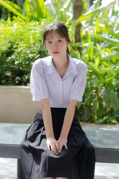 Asya Thai Lise Öğrencisi Üniforması Güzel Kız Gülümse Rahatla — Stok fotoğraf