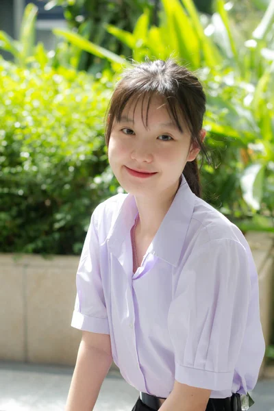 Asya thai lise öğrencisi üniforması güzel kız gülümse ve rahatla